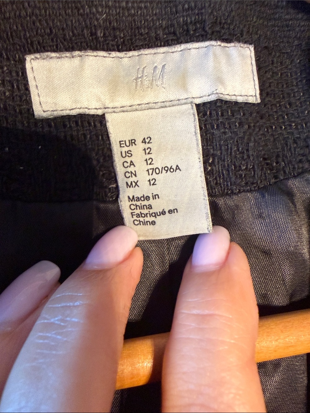 H&M Black Textured Short Blazer – Size 12 – Single Hook Closure - Picture 8 of 10